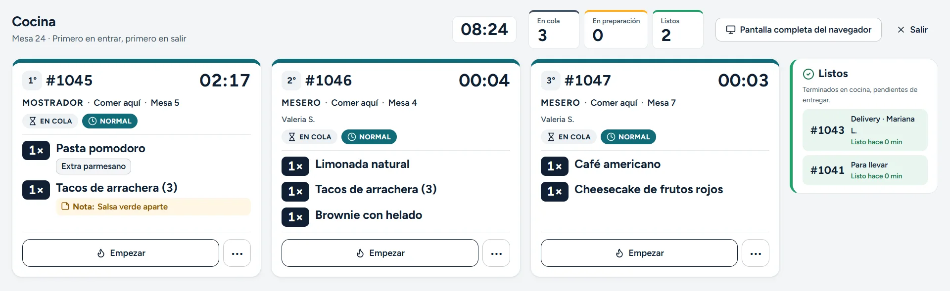 Pantalla de Cocina con pedidos por orden de llegada, su mesa o canal y sus tiempos de espera.